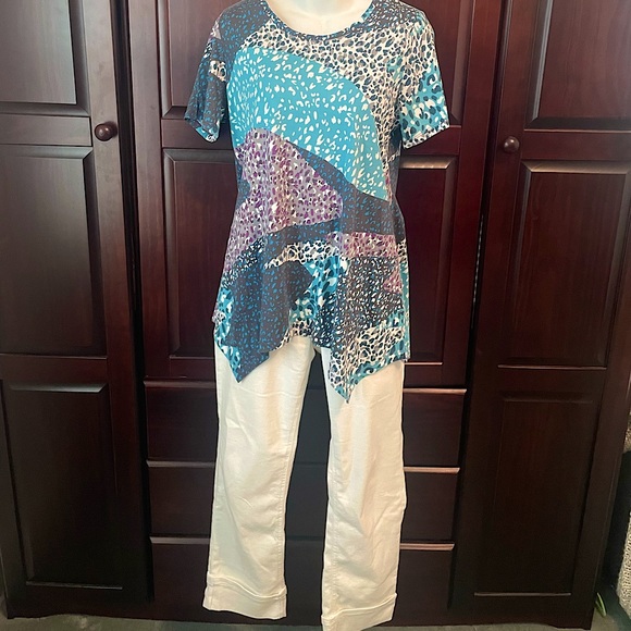 Lori Goldstein Abstract Animal Print Top - Picture 3 of 9